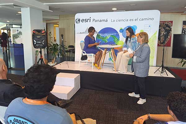 Esri Panamá y el Colegio Nacional de Periodistas (CONAPE) firman convenio de cooperación para fortalecer el periodismo de datos en el país