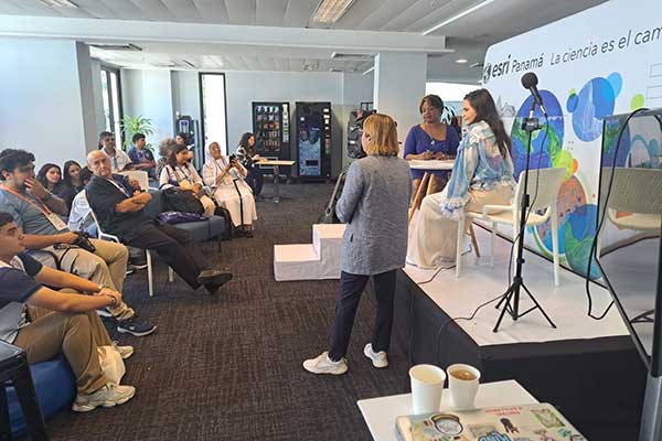 Esri Panamá y el Colegio Nacional de Periodistas (CONAPE) firman convenio de cooperación para fortalecer el periodismo de datos en el país