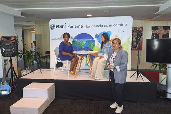 Esri Panamá y el Colegio Nacional de Periodistas (CONAPE) firman convenio de cooperación para fortalecer el periodismo de datos en el país
