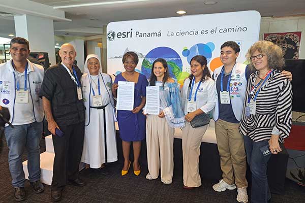Esri Panamá y el Colegio Nacional de Periodistas (CONAPE) firman convenio de cooperación para fortalecer el periodismo de datos en el país